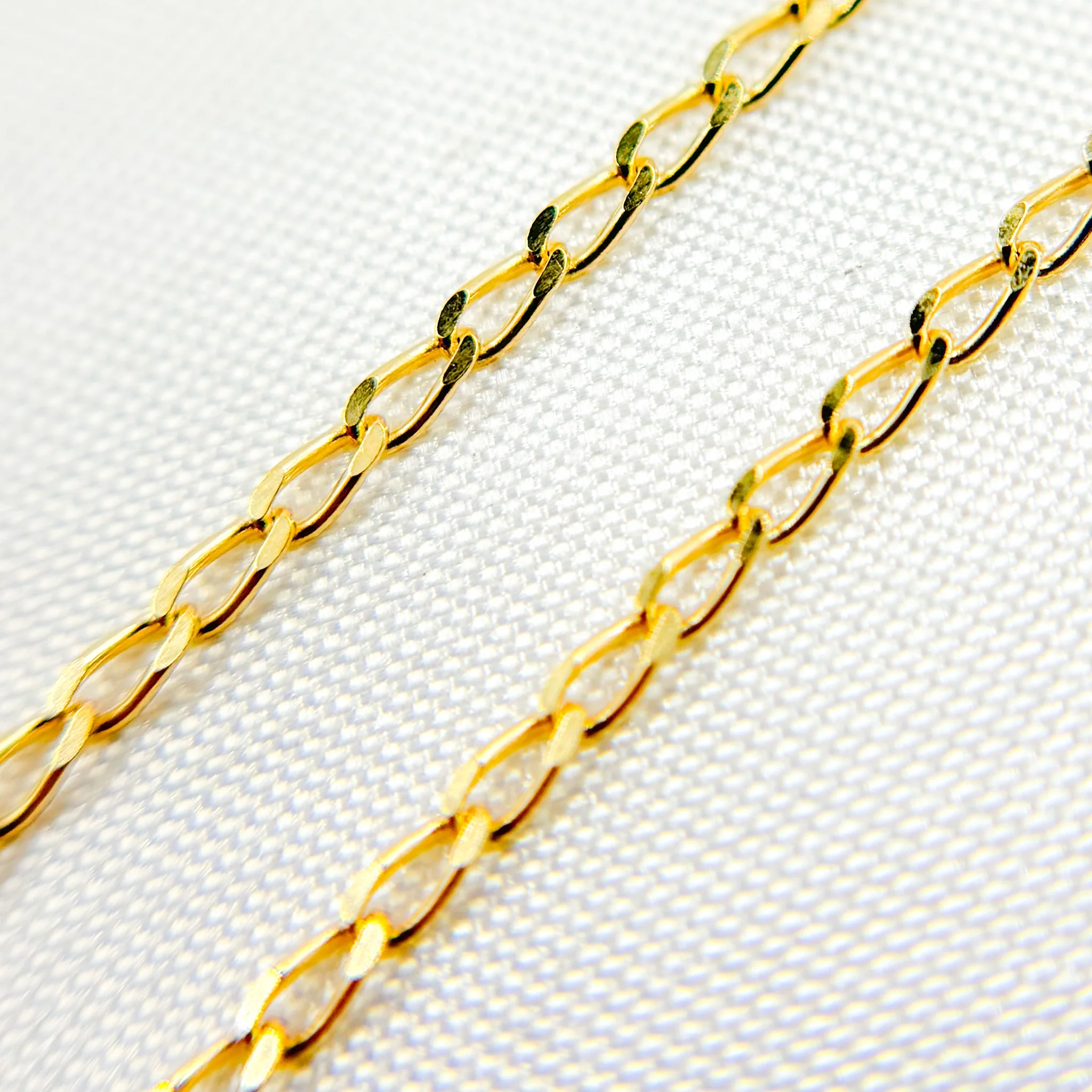 035GRT2. 14K Solid Gold Large Curb Chain - Image 3