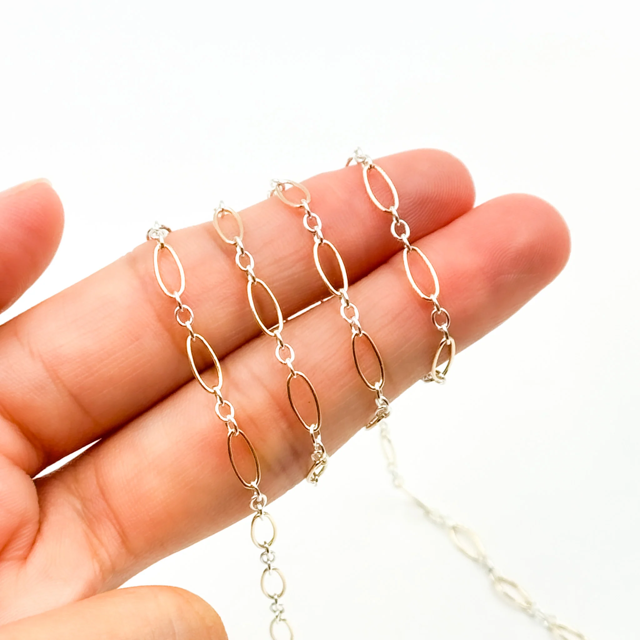 XM/1023. Two Tone Oval and Round Links Chain - Image 3