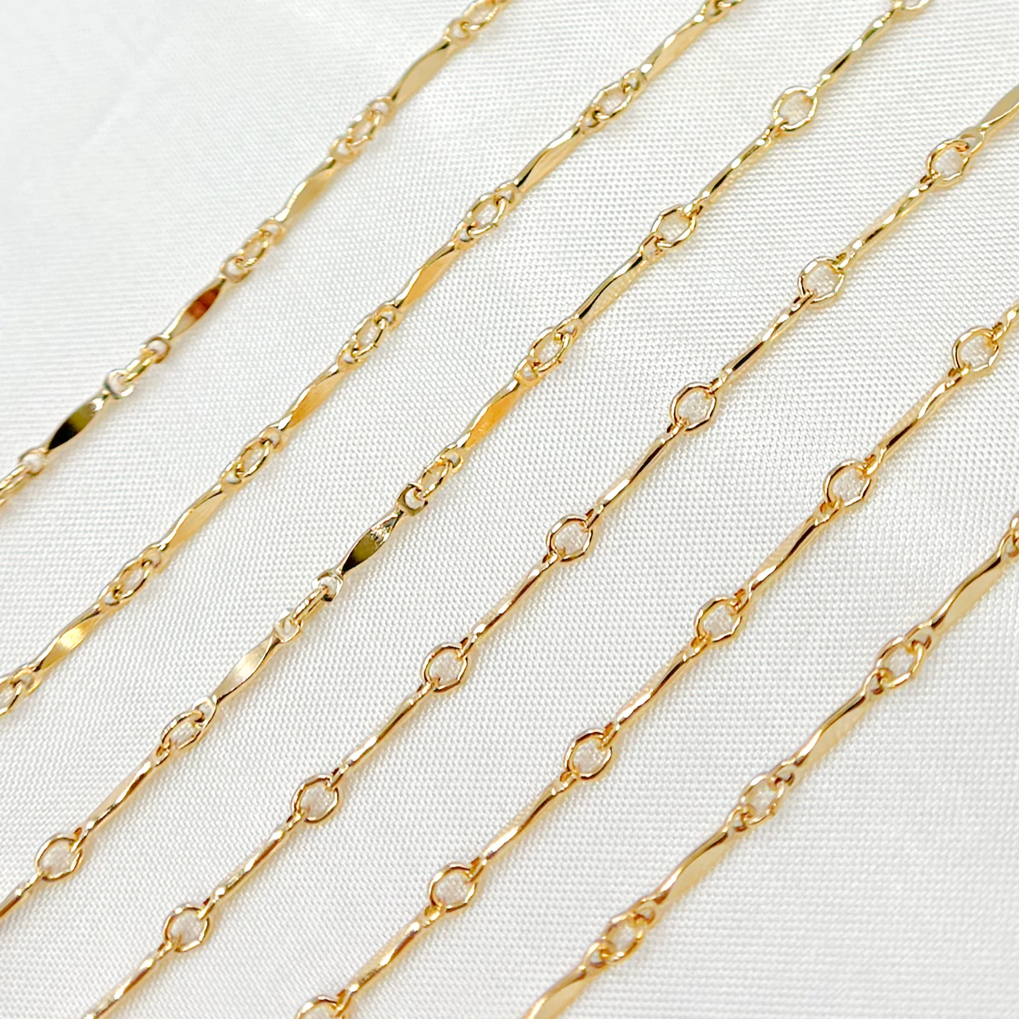 568GF. 14K Gold Filled Dapped Bar Chain - Image 3