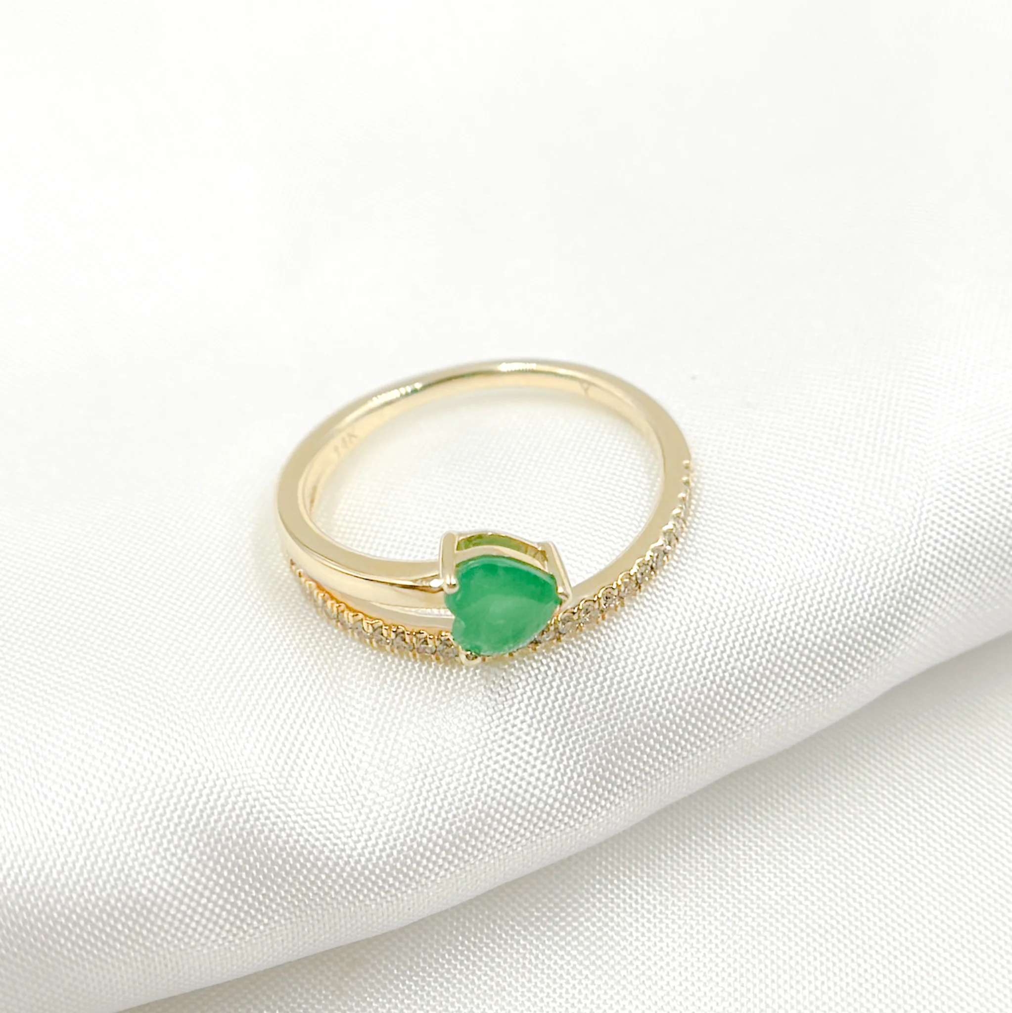 CR96243EM5. 14K Solid Gold Diamond and Emerald Overlap Heart Ring - Image 4