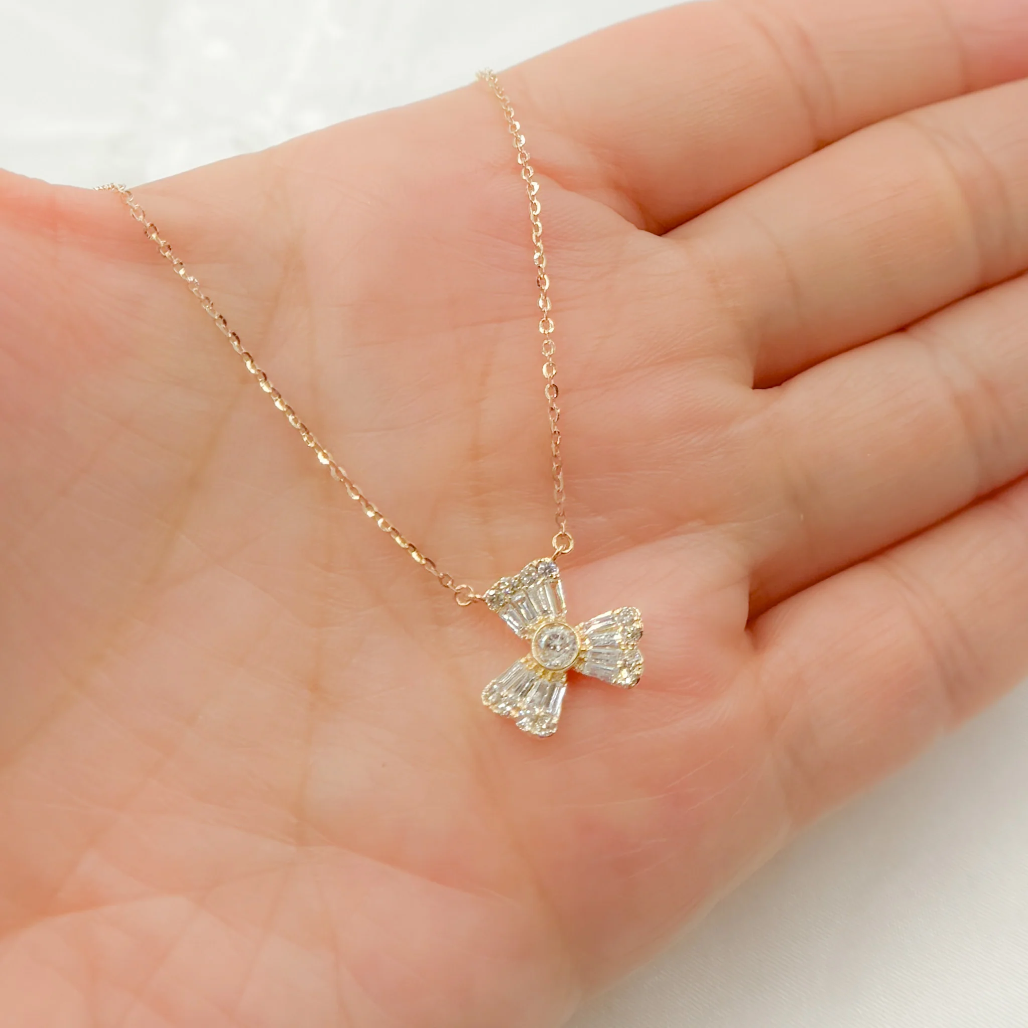 NFG71572. 14k Solid Gold Diamond Flower Necklace