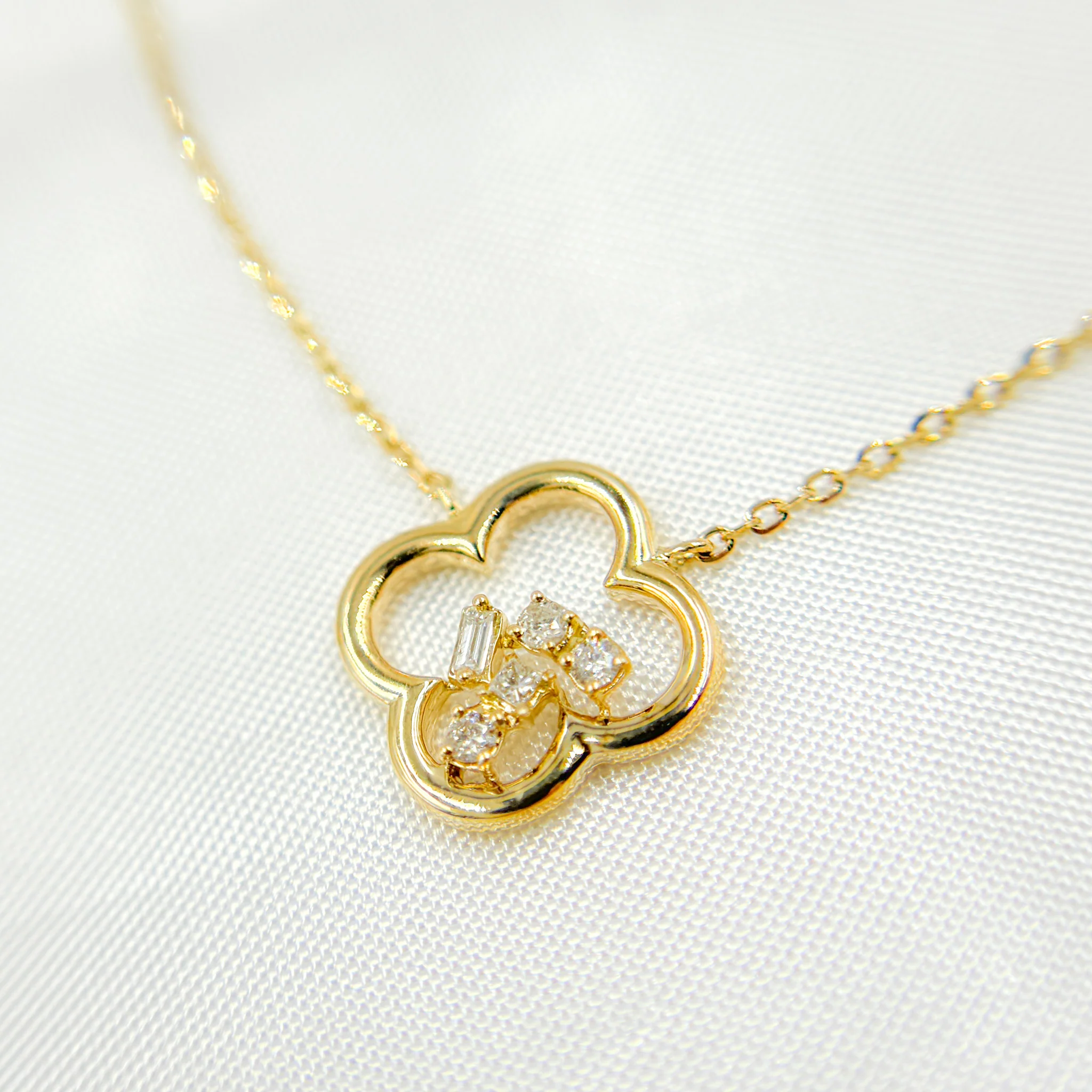 NT401192. 14k Solid Gold Diamond Flower Necklace