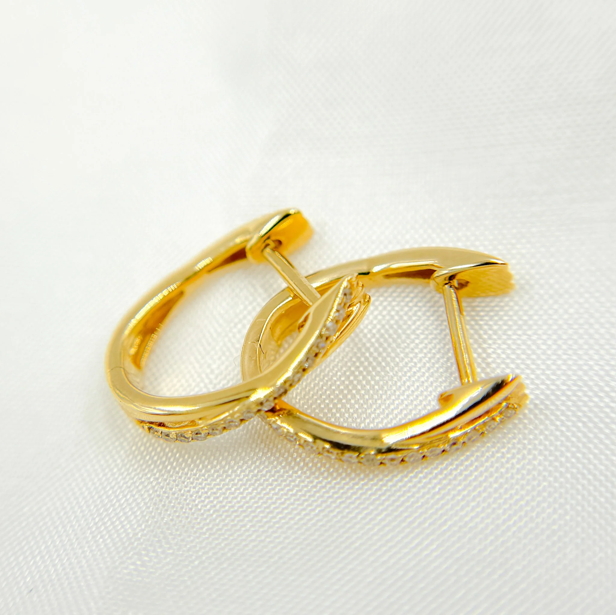 EHB56557. 14K Solid Gold Diamond Oval Hoops - Image 3