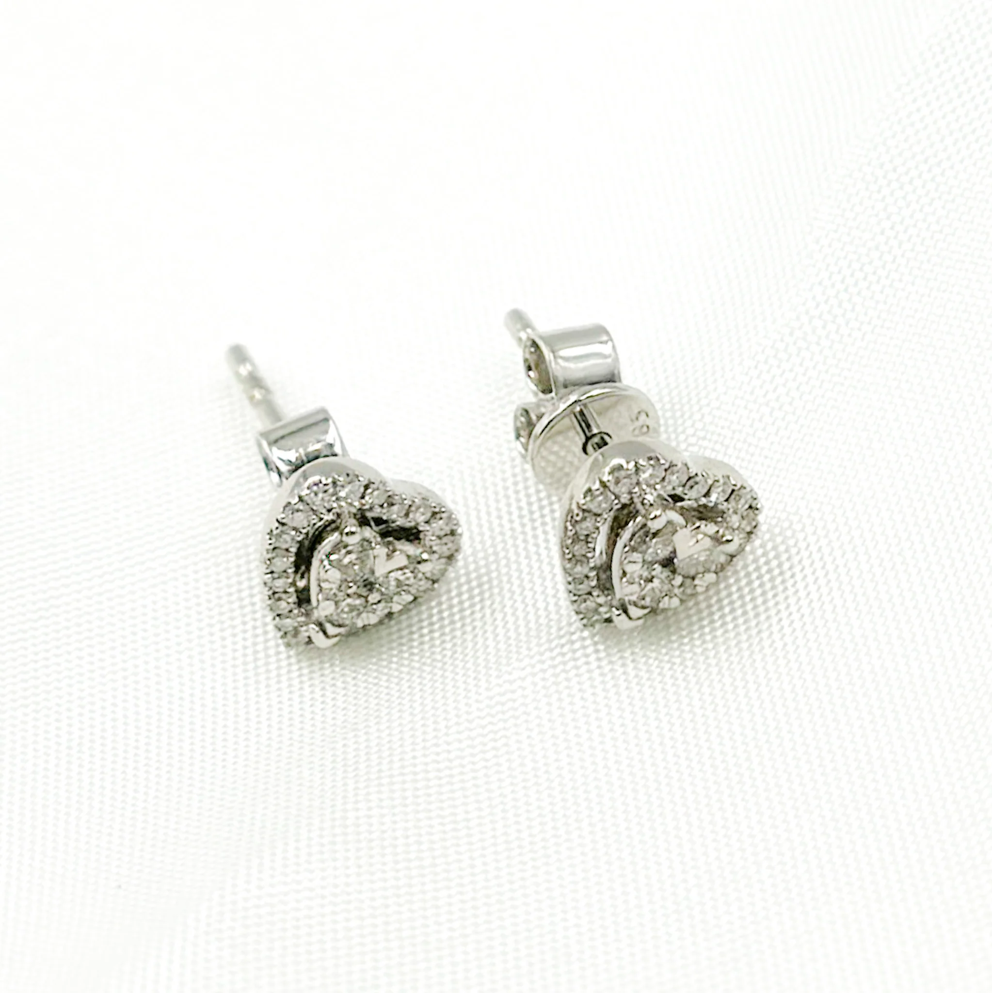ER412666. 14K Solid White Gold Diamond Heart Studs