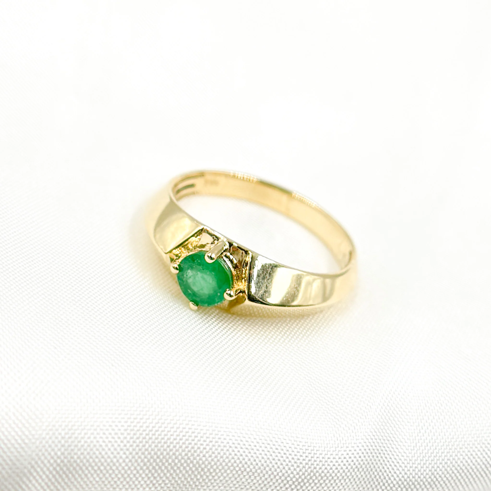 CR96323EM5. 14K Solid Yellow Gold Emerald Ring - Image 3