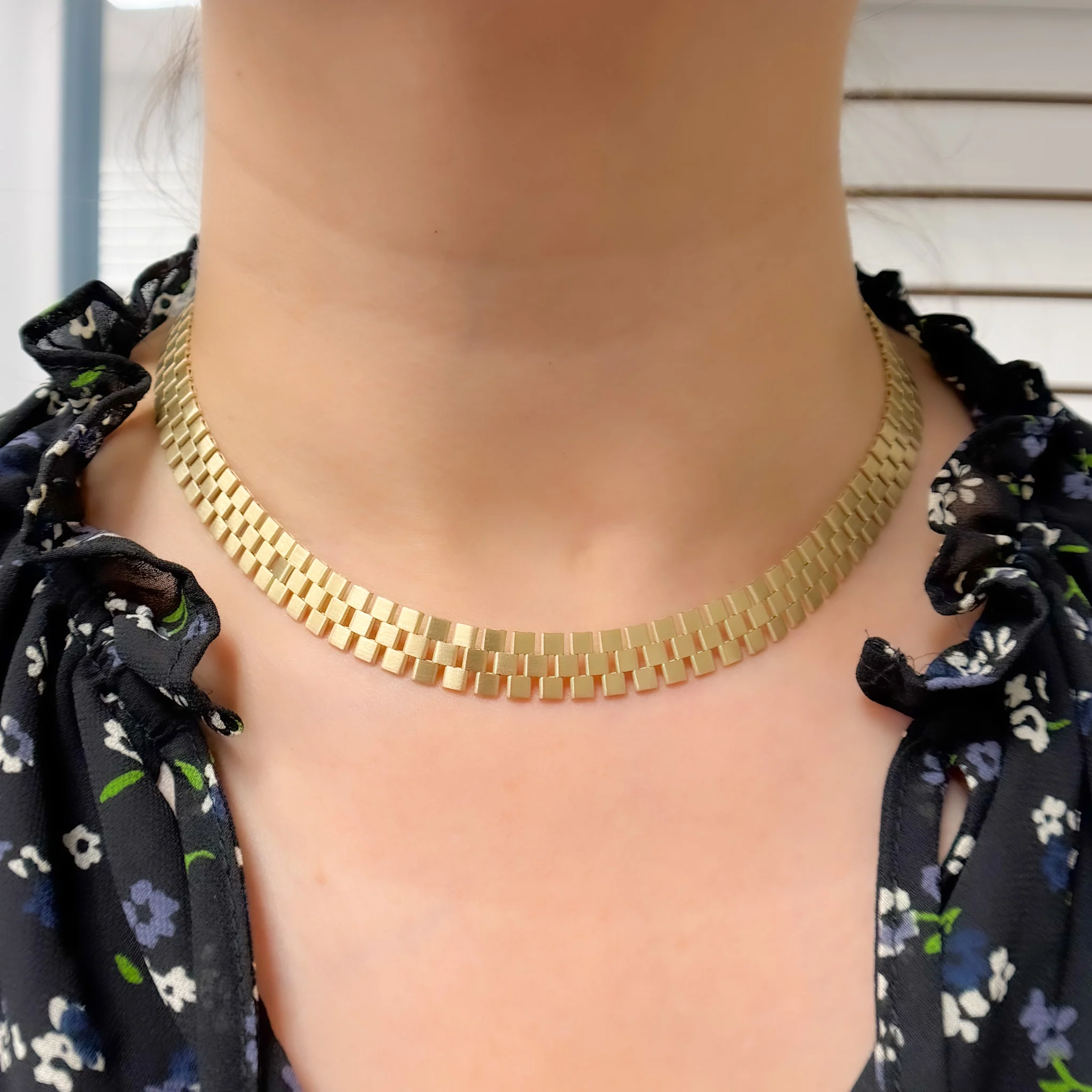 283/152. 14K Solid Gold Pattern Necklace - Image 2