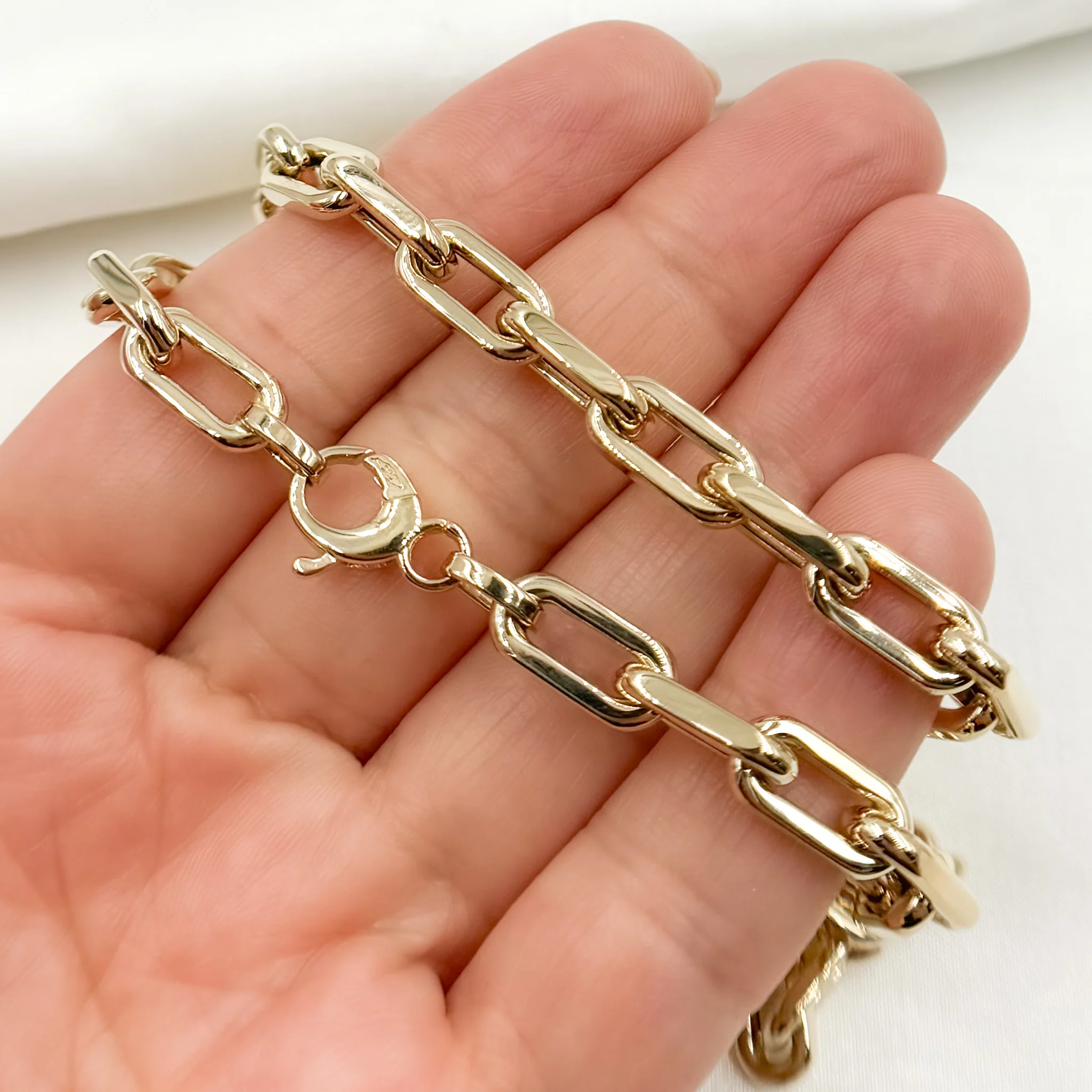 568/A074/G. 14K Yellow Gold Hollow Smooth and Flat Paperclip Chain - Image 4