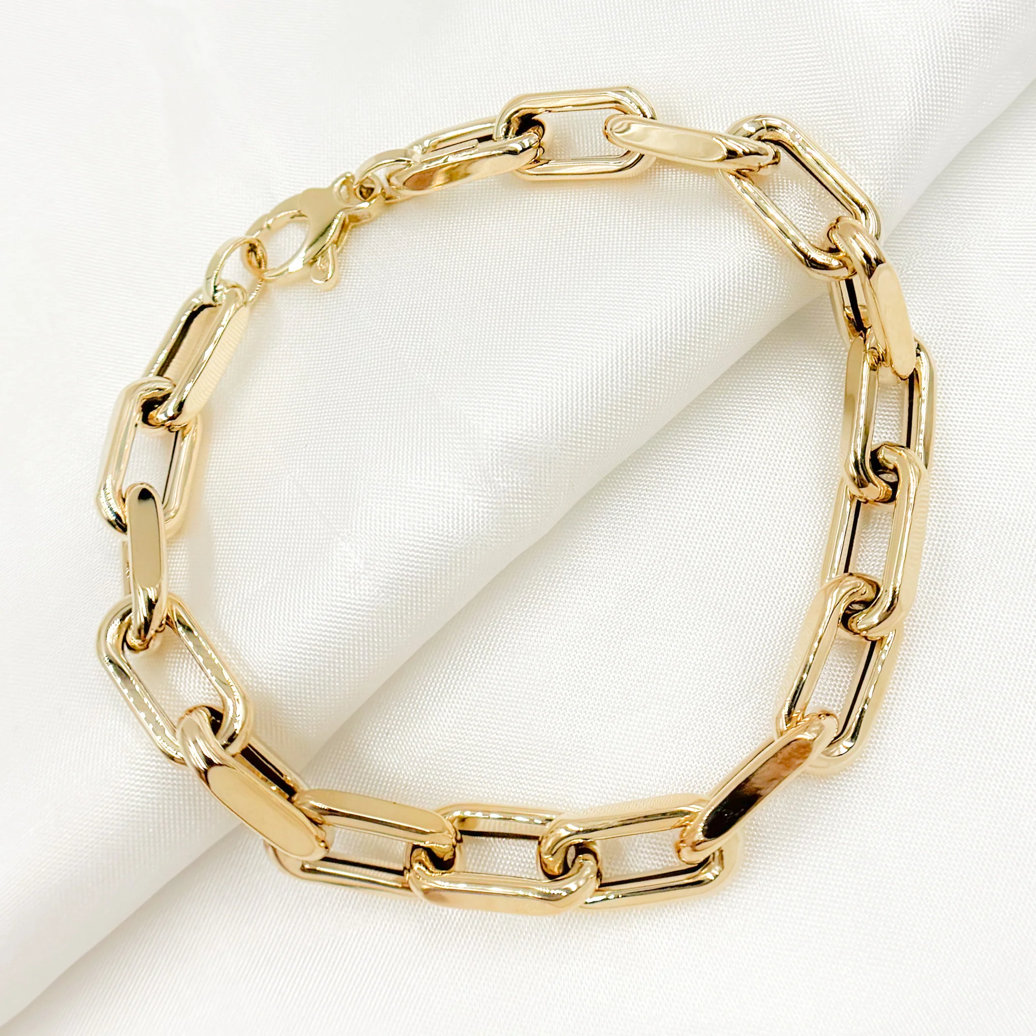 568/A075/G Bracelet. 14K Yellow Gold Hollow Smooth and Flat Paperclip Bracelet