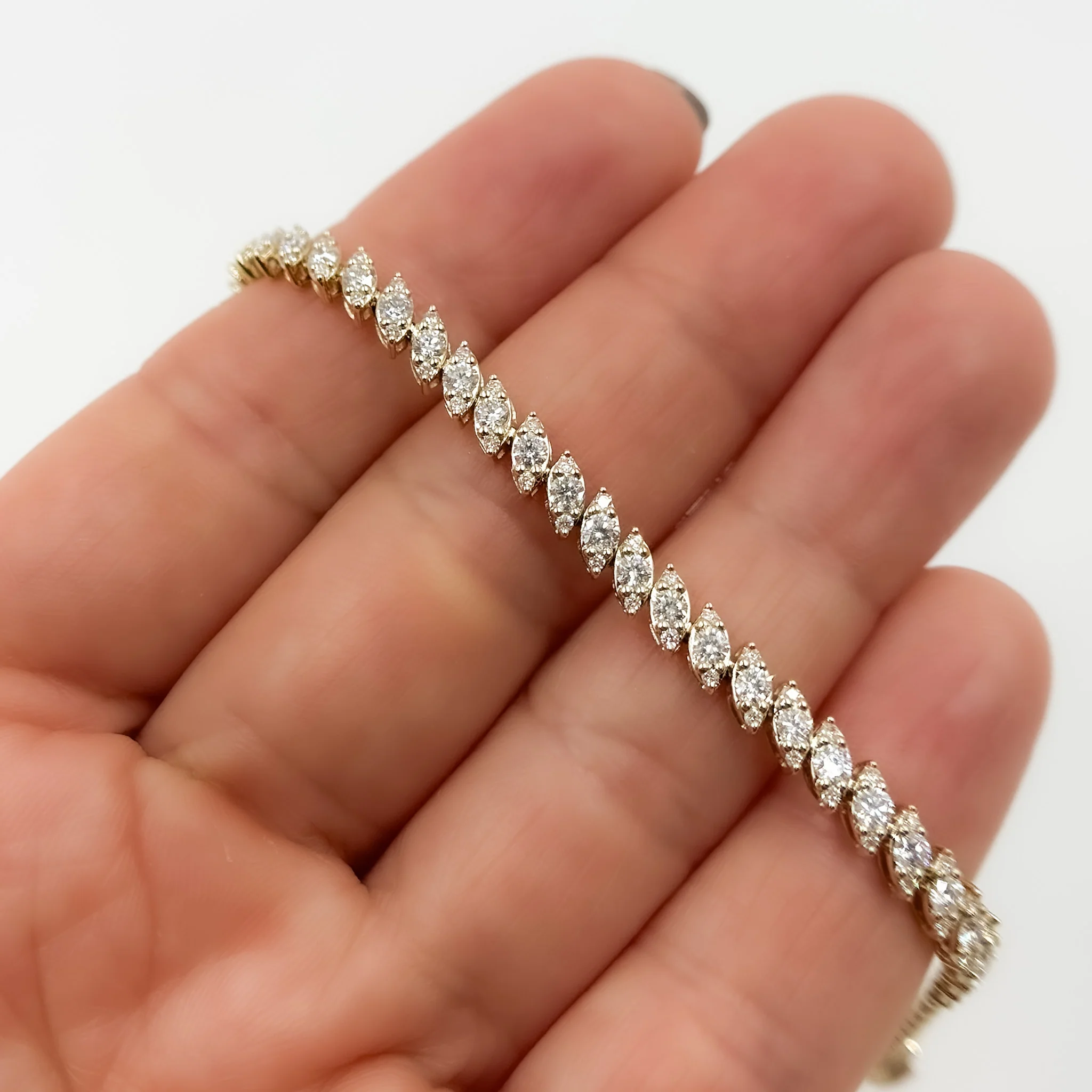 BFN60875. 14K Solid Gold Diamond Bangle - Image 5