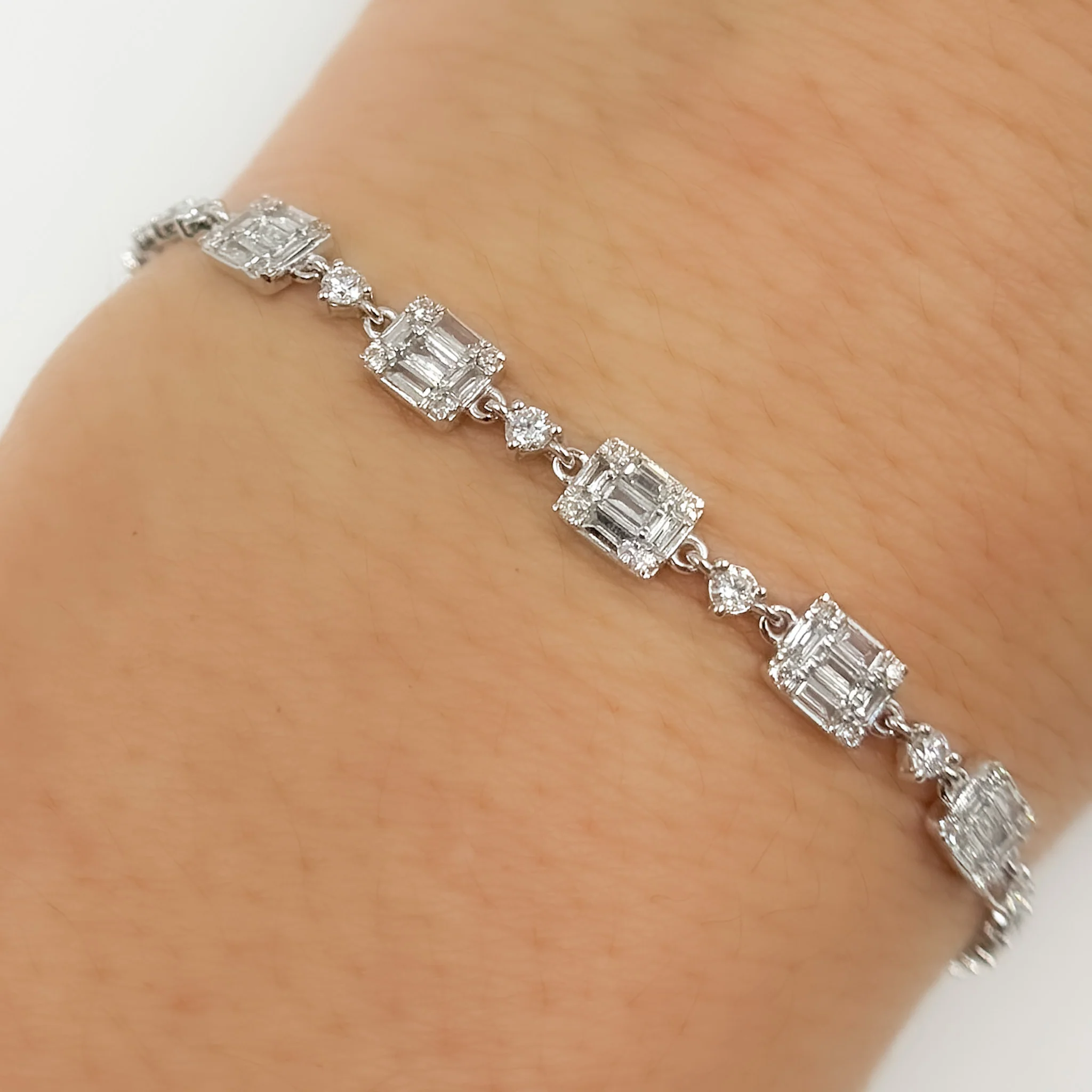 BFN61167. 14K Solid Gold Diamond Bracelet