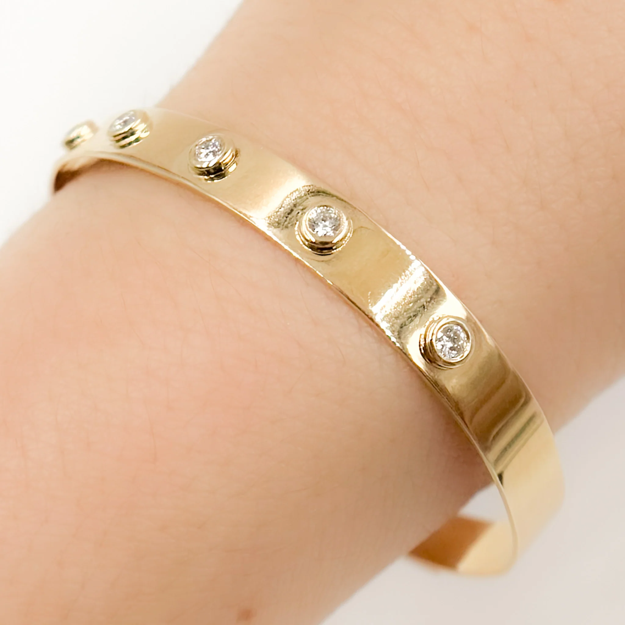 BNF68467. 14K Solid Yellow Gold Diamond Bangle - Image 5