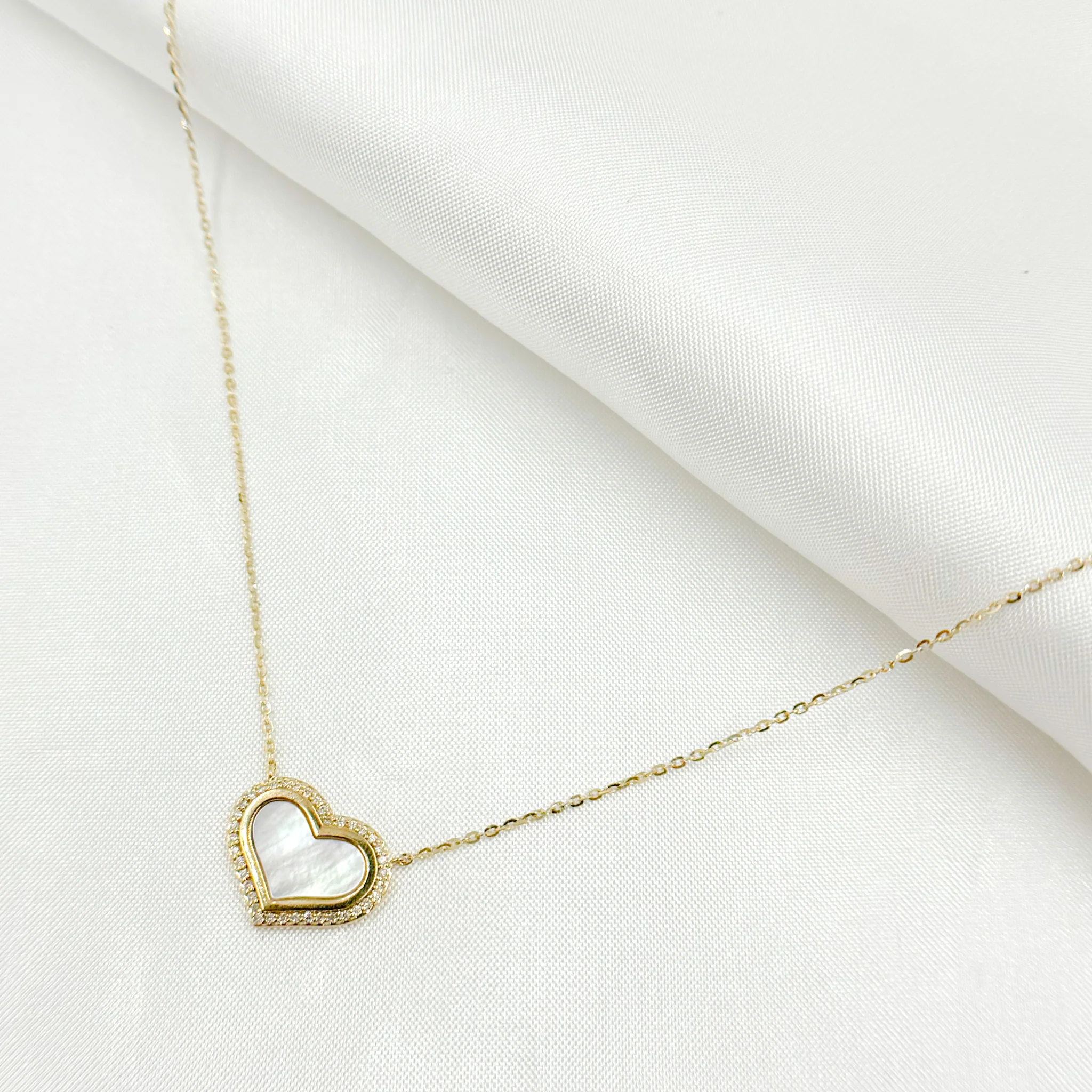 BR404085. 14K Solid Gold Diamond and Mother of Pearl Heart Necklace
