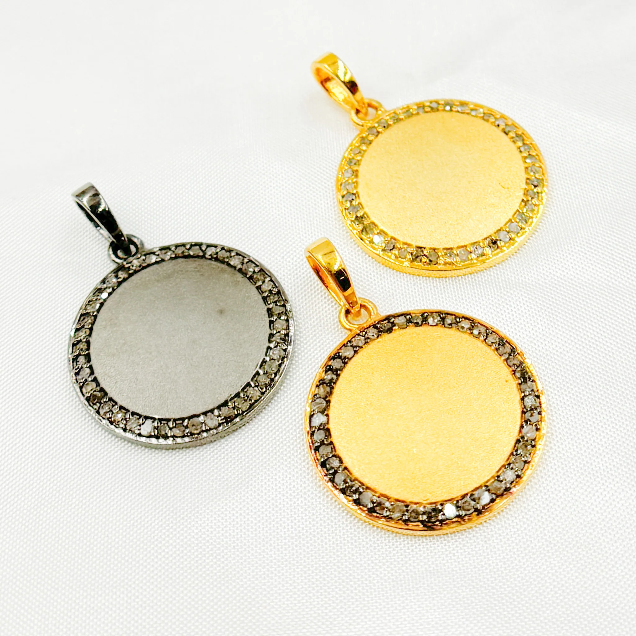 DC032. Diamond Sterling Silver Round Pendant
