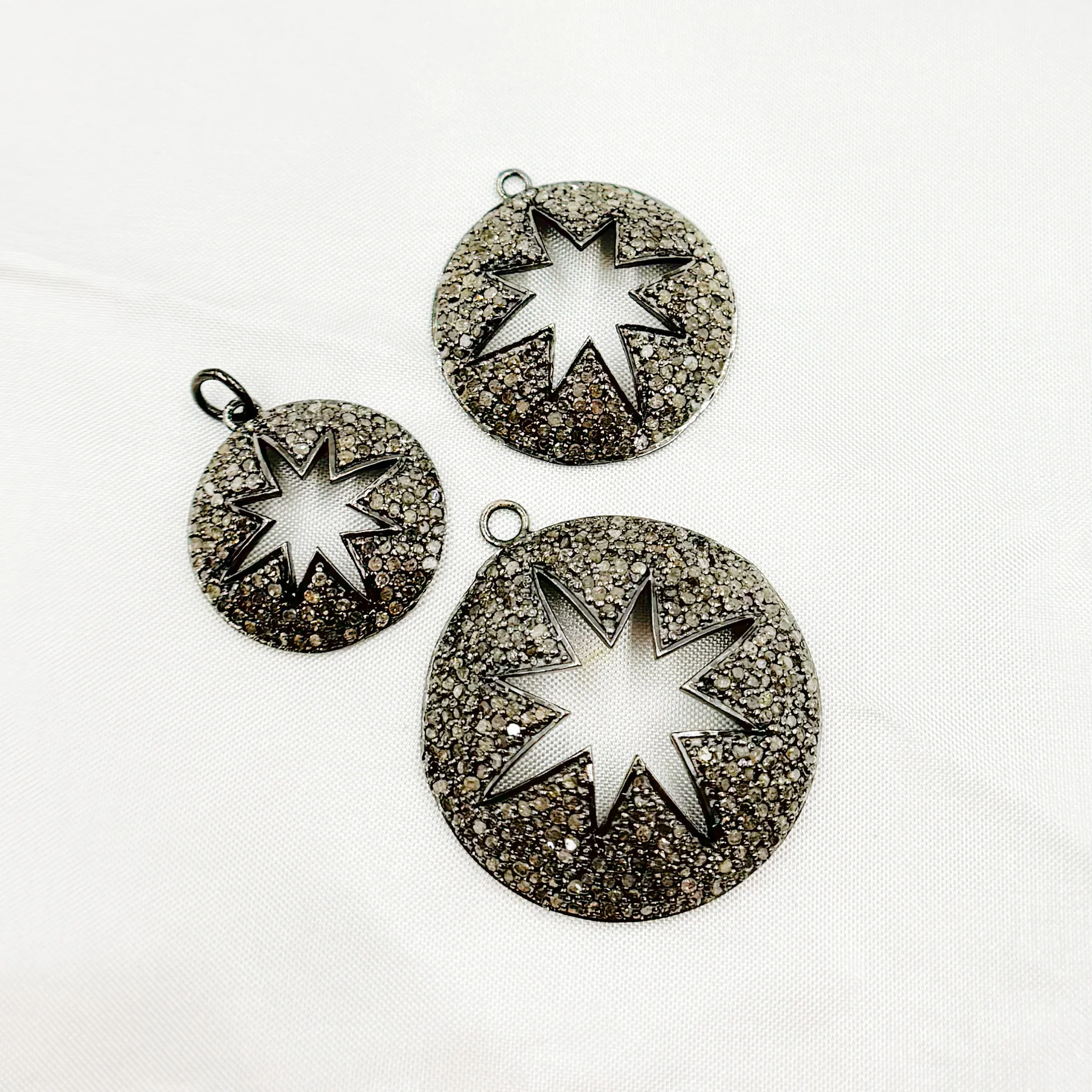 DE017. Sterling Silver Black Rhodium Diamond Round Star Pendant