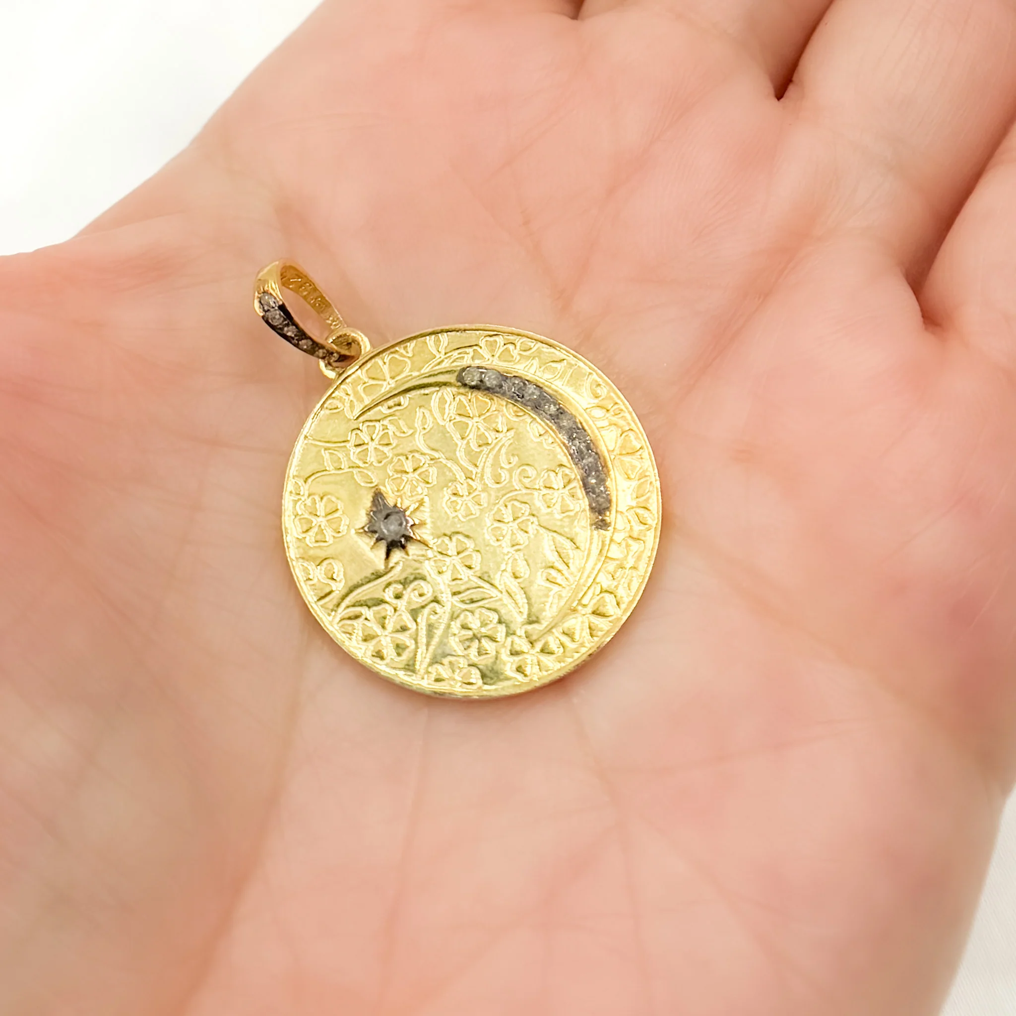 DP678. Diamond & Sterling Silver Round Pendant - Image 5
