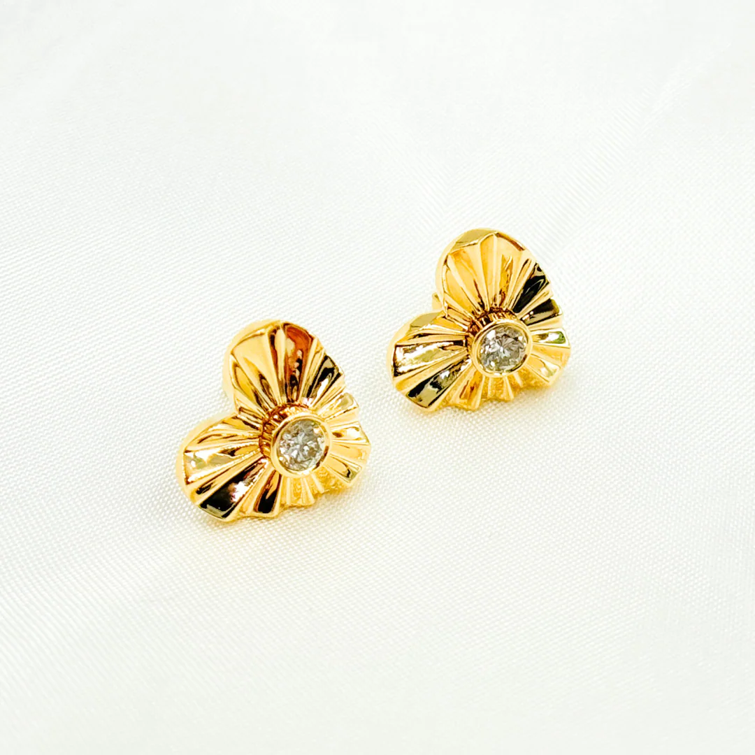 EFD52829. 14k Solid Gold Diamond Heart Studs - Image 3