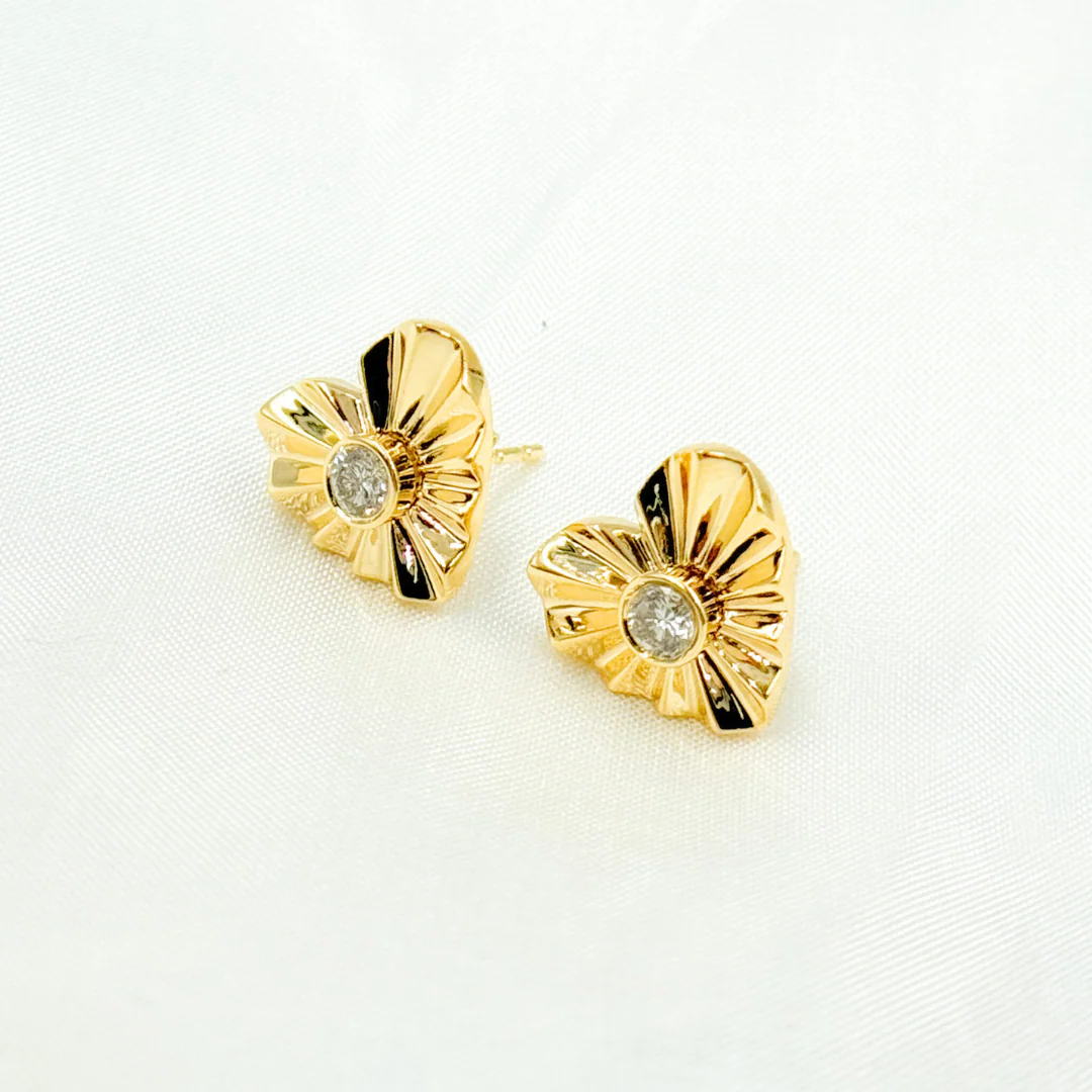 EFD52829. 14k Solid Gold Diamond Heart Studs - Image 4