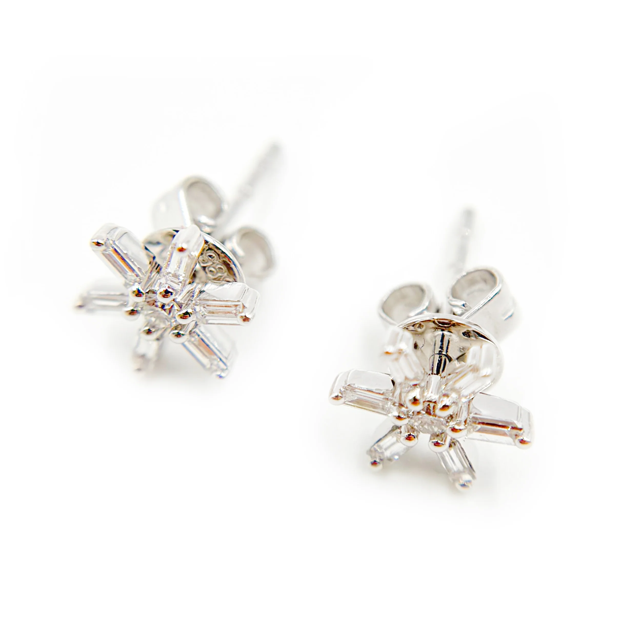 EFD53686. 14K Solid Gold Flower Diamond Studs