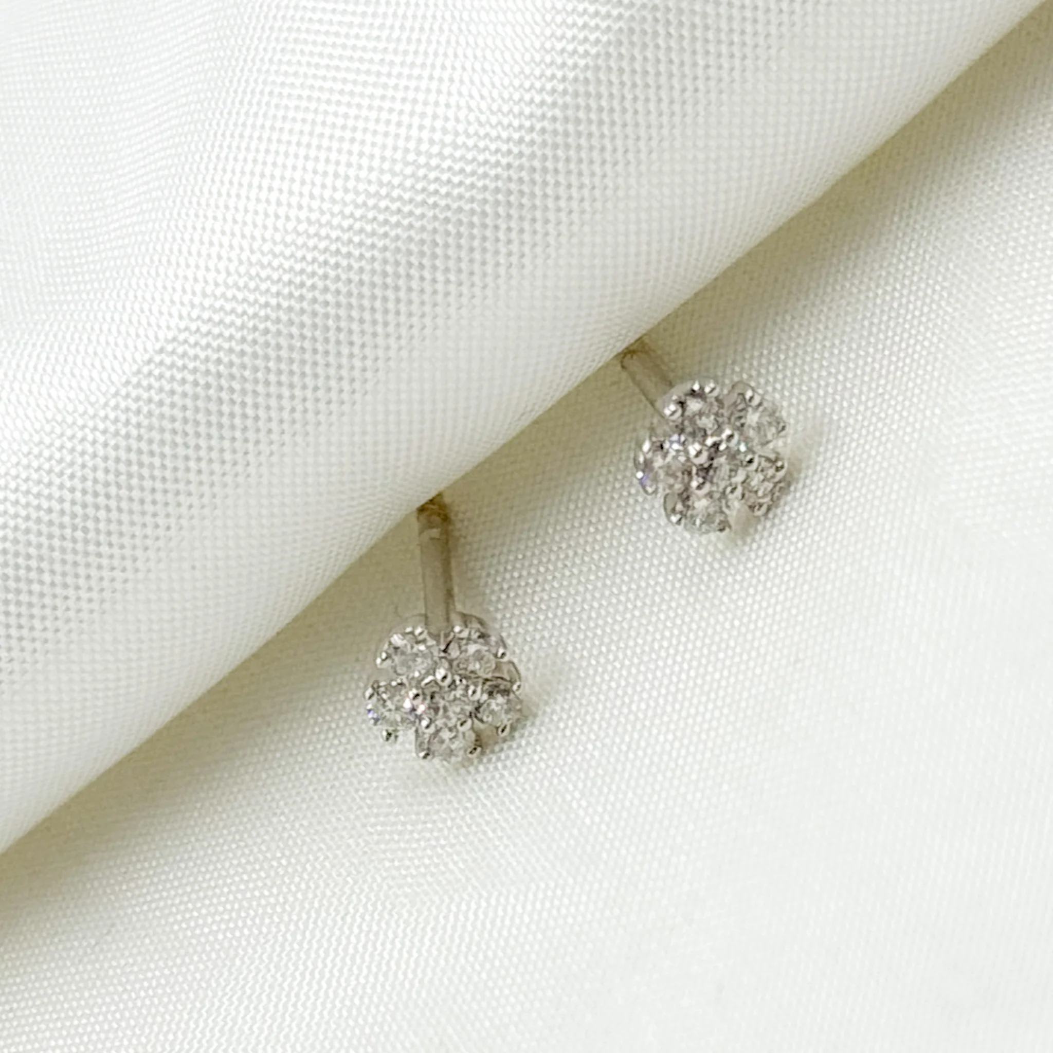 ER115283. 14k Solid Gold Diamond Flower Studs