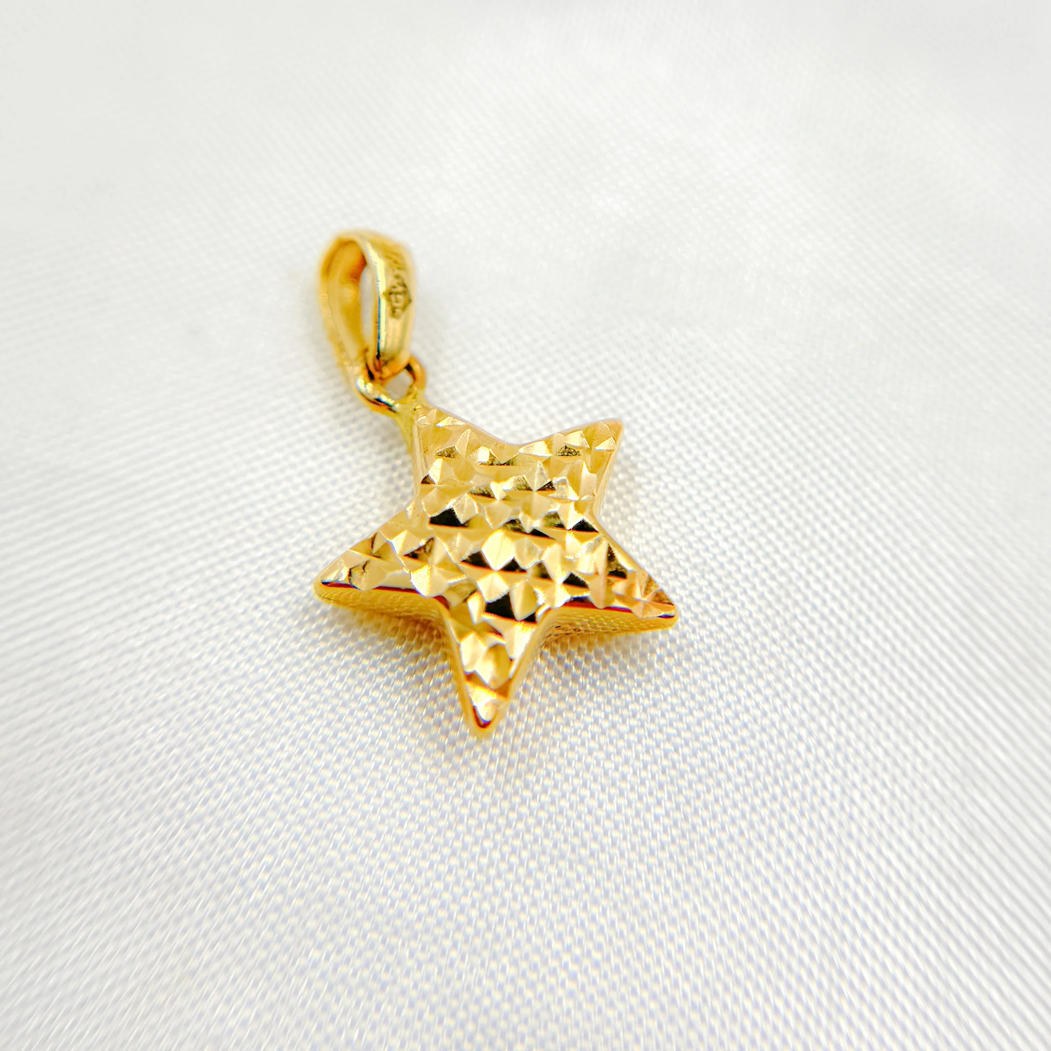 GDP098. 14K Solid Gold Star Charm