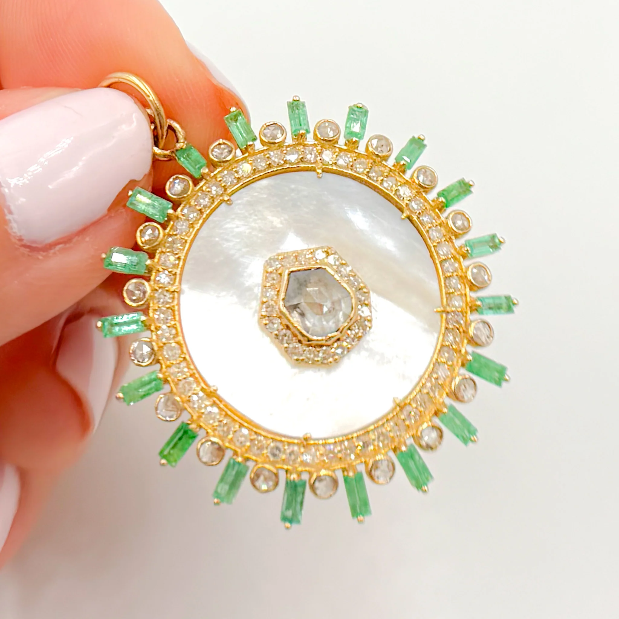 KG34. 14K Gold Round Pendant - Image 3