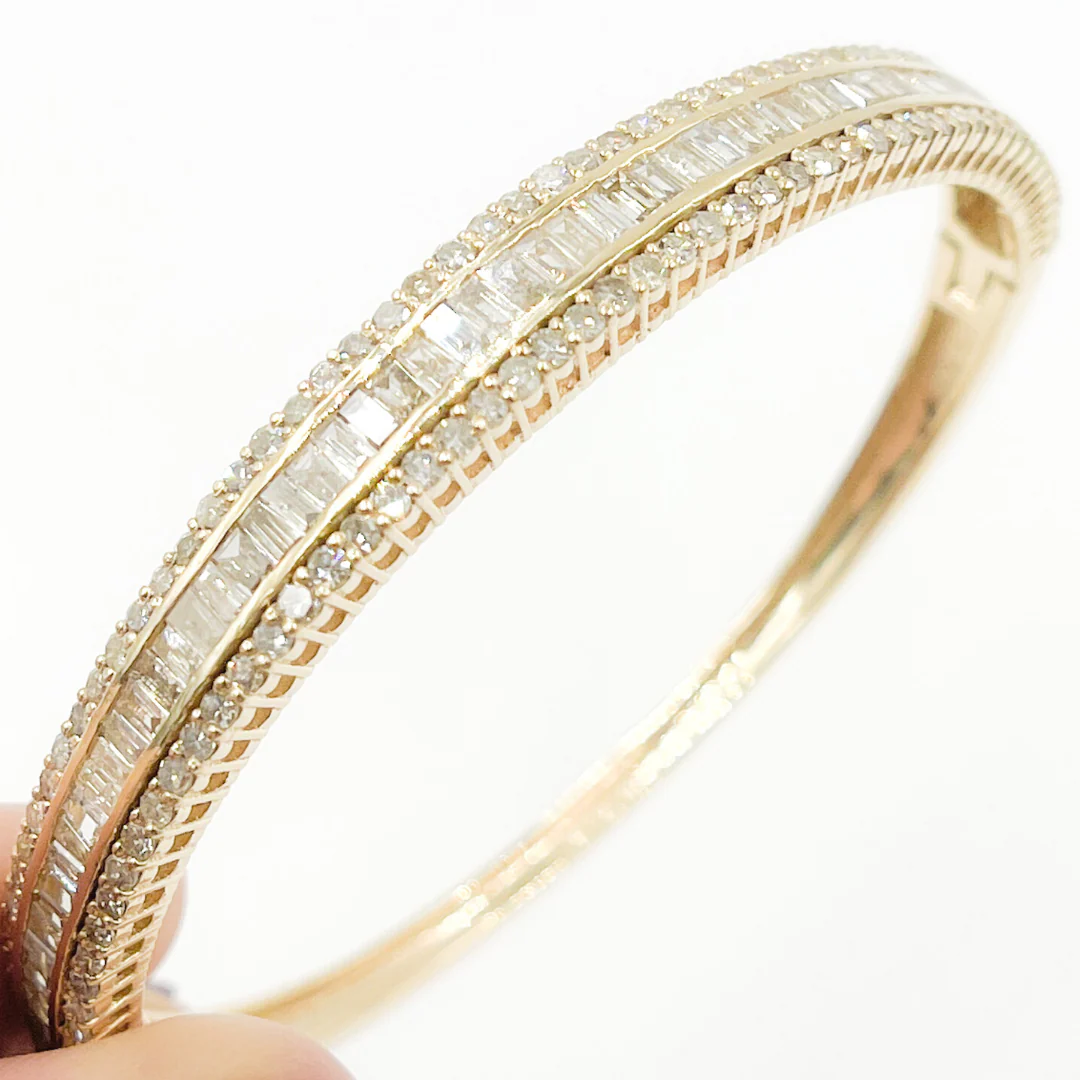 KG88. 14K Solid Gold Diamonds Bangle - Image 3