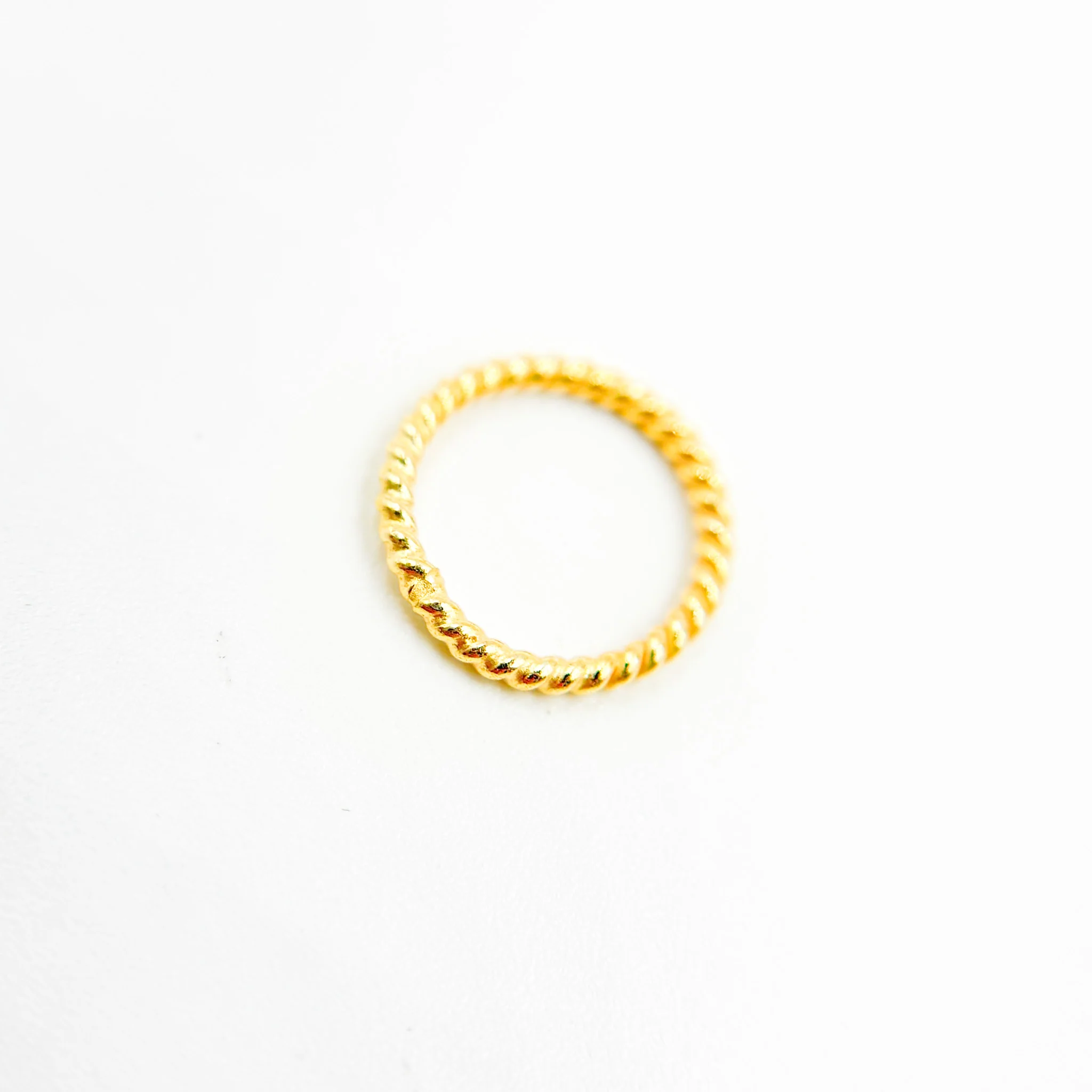 TRGP3. 10MM Close Gold Plated Twisted Jump Ring - Image 3