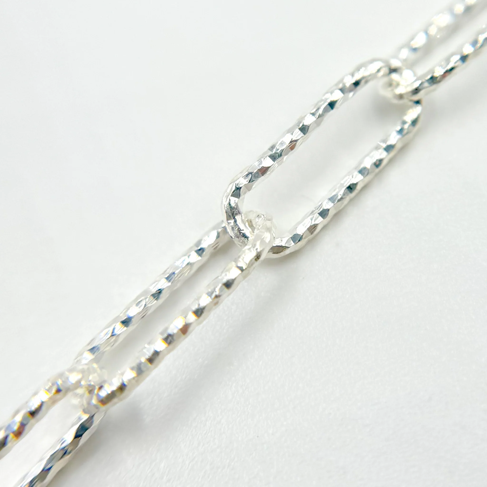 V8FDSS. Sterling Silver Hammered Paperclip Chain - Image 4